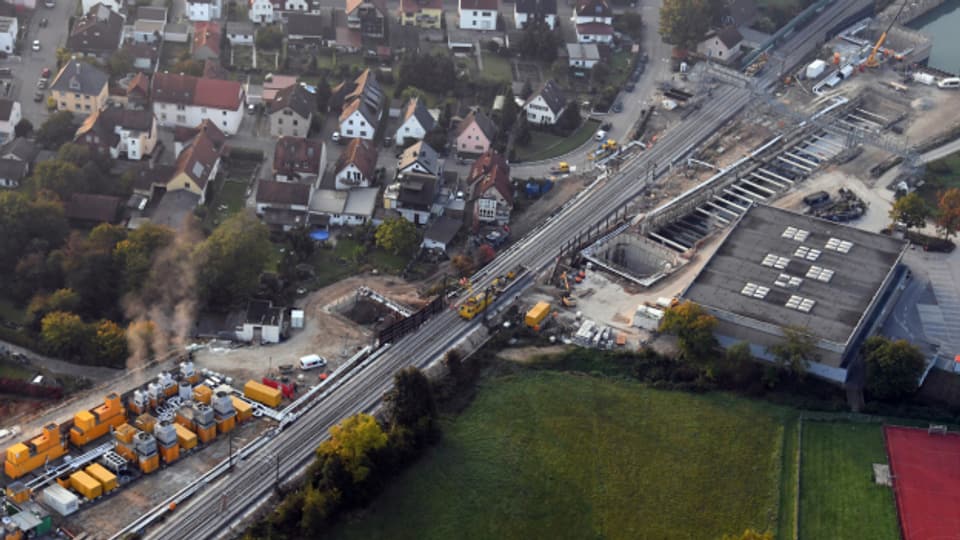 An der Baustelle des Bahntunnels Rastatt in Baden-Württemberg finden am 22.09.2017 bei Niederbühl Arbeiten statt. Dabei haben sich Bahngleise abgesenkt. Die Strecke musste gesperrt werden.