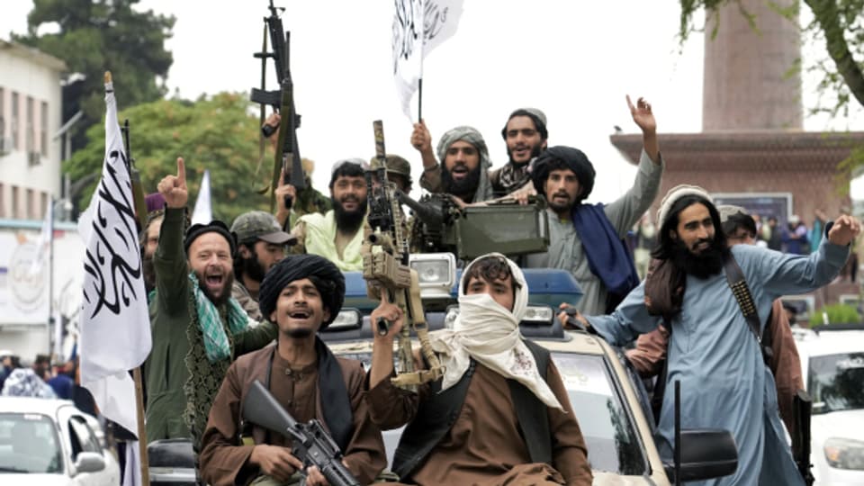 Taliban-Kämpfer feiern am Montag vor der US-Botschaft in Kabul, ein Jahr nachdem sie die Stadt innert kürzester Zeit eingenommen haben.