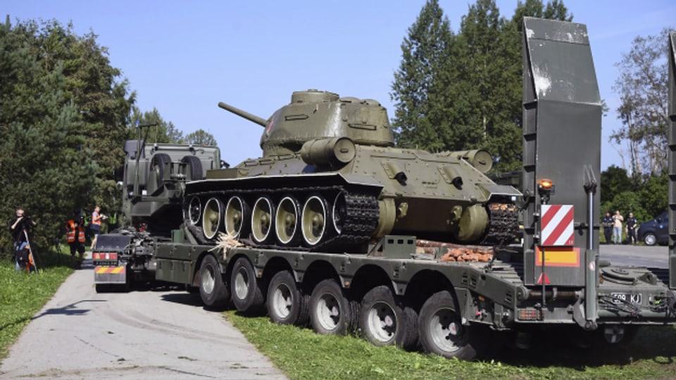 Estland stellt russischen Bürgern keine Visa mehr aus. Zudem verbannt es sowjetische Denkmäler aus dem öffentlichen Raum, wie diesen T-34 Panzer.
