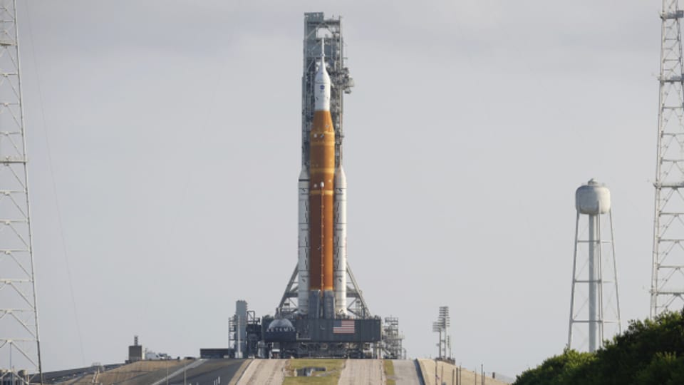Die Artemis-Rakete der NASA mit dem Orion-Raumschiff an Bord steht in Florida bereit zum Testflug.