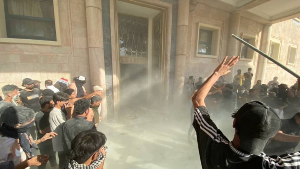 Anhänger des Schiitenführers Muktada al-Sadr stürmten den Regierungspalast.