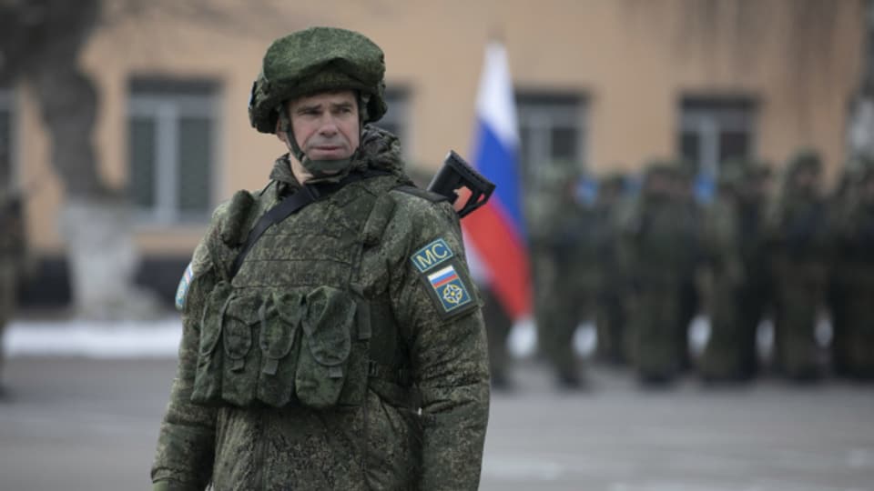Ein russischer Soldat in Almaty nach den Unruhen im Januar 2022.