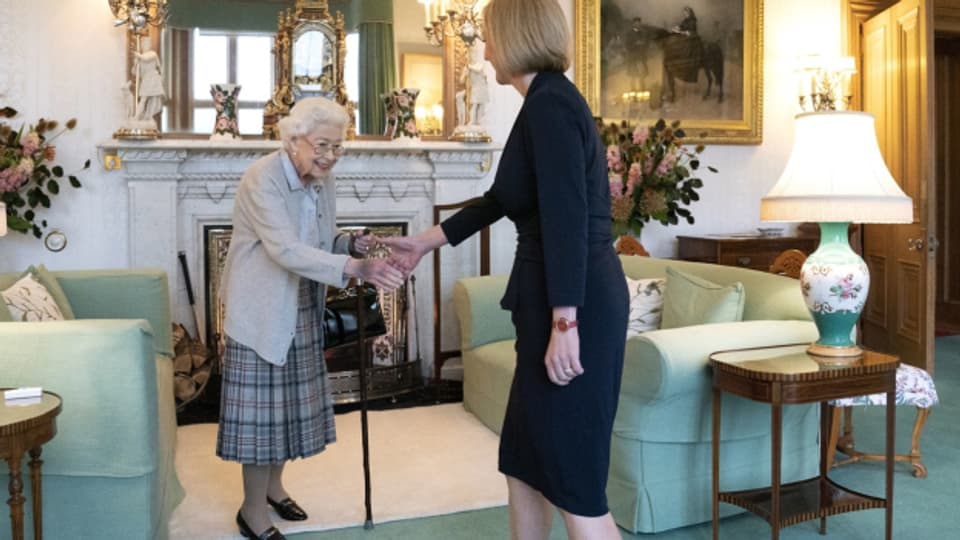 Liz Truss ist in Schottland von Königin Elizabeth II. mit der Regierungsbildung beauftragt worden.