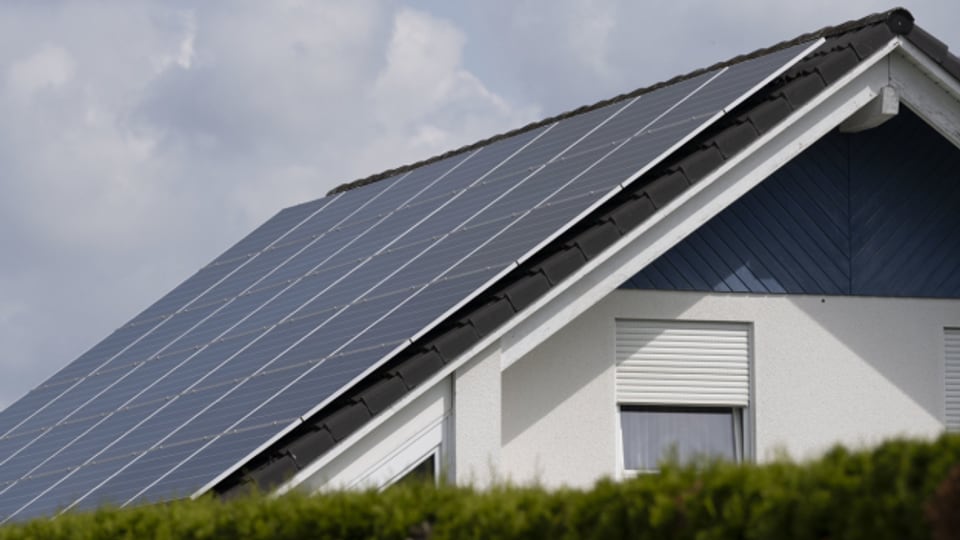 Eine Photovoltaik Anlage auf dem Dach eines Wohnhaus.