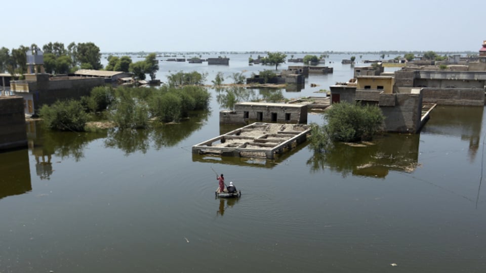 Mehr als 1000 Menschen sind in den Fluten bereits gestorben, Millionen verloren ihr Obdach.