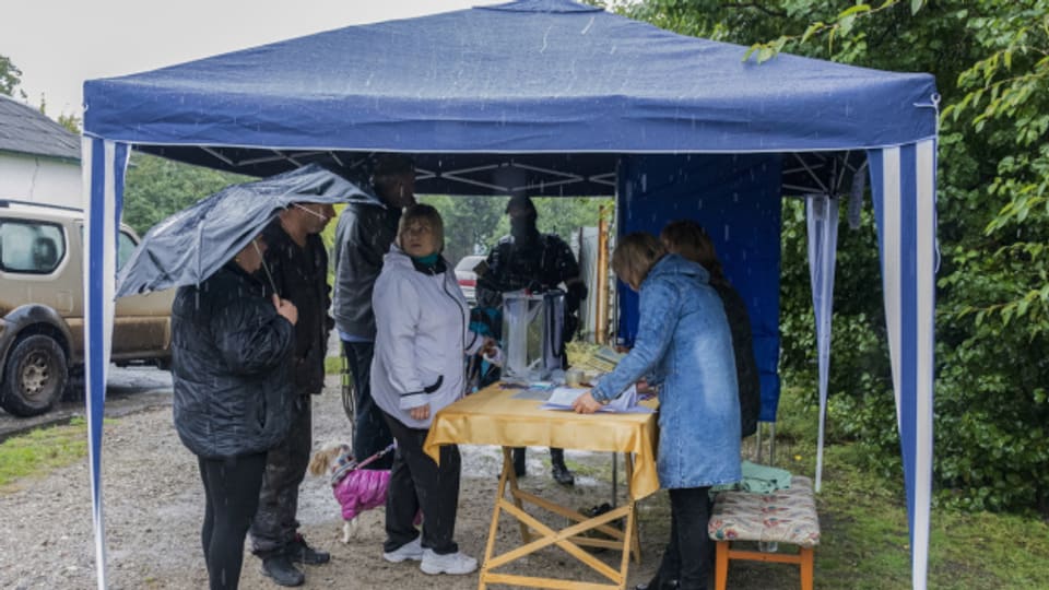 Einheimische nehmen an einem Referendum in einem Wahllokal in Luhansk (Ukraine).