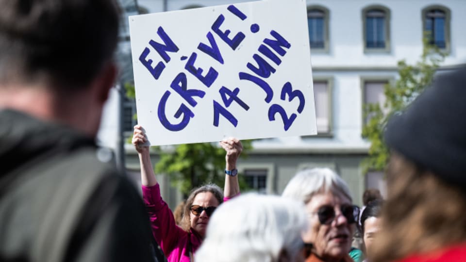 Deutsch- und Westschweizer Frauen demonstrierten am Montag gemeinsam gegen das Abstimmungsresultat in Bern.
