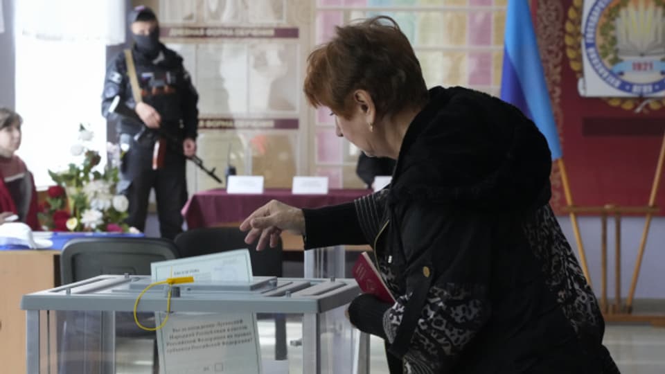 Eine Wählerin bei der Stimmabgabe in Luhansk (27.09.22).
