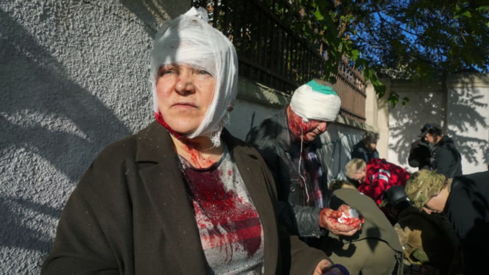 Die russischen Raketenangriffe haben in Kiew zahlreiche Zivilisten getroffen (10.10.22).