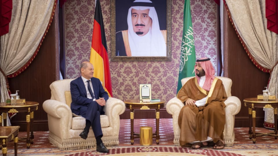 Der saudische Kronprinz Mohammed bin Salman bei einem Treffen mit Bundeskanzler Olaf Scholz.