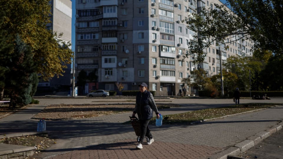 Eine Frau verlässt auf Geheiss Russlands die Stadt Cherson