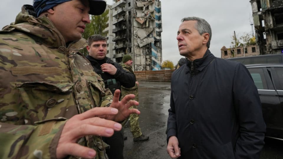 Bundespräsident Ignazio Cassis macht sich in Kiew ein Bild von der Kriegssituation.
