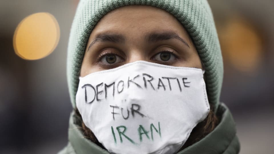 Eine Frau demonstriert an einer Kundgebung in Bern, nach dem Tod der jungen Iranerin Mahsa Amini in iranischer Polizeigewalt.