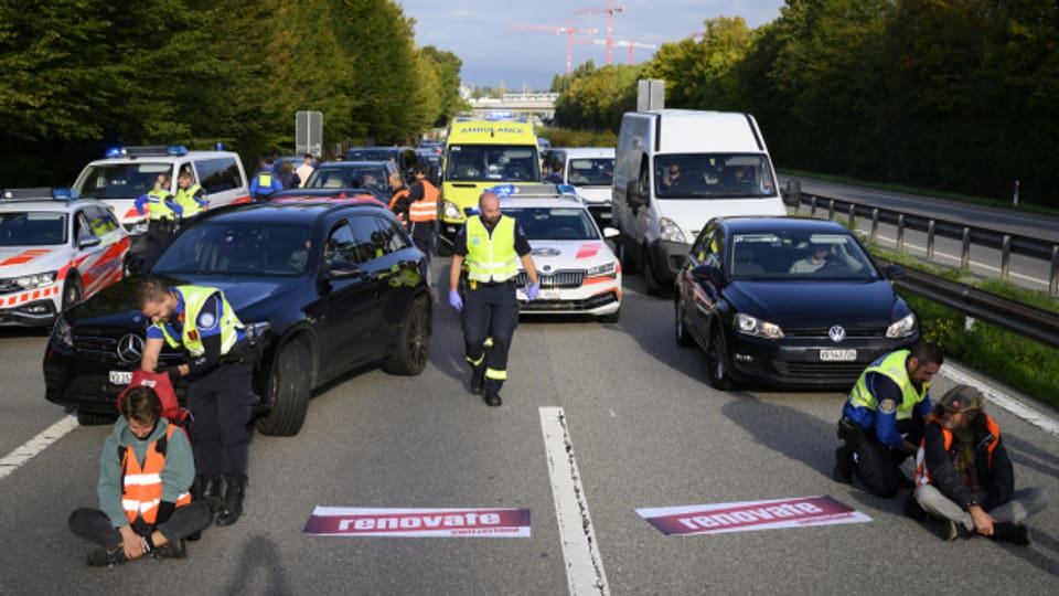 Aktivisten der Gruppe Renovate Switzerland besetzen eine Autobahn bei Lausanne.