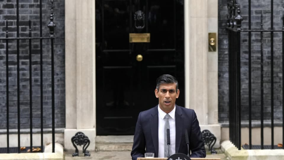 Rishi Sunak sprach zum ersten Mal vor dem britischen Regierungssitz - 10 Downing Street.