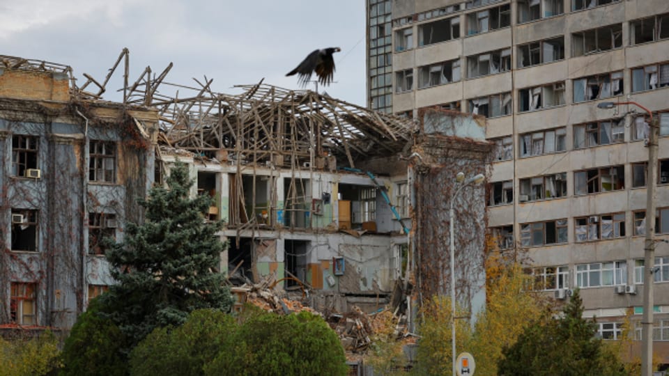 Beschädigte Wohnhäuser in der Stadt Nowa Kachowa in der stark umkämpften Region Cherson.