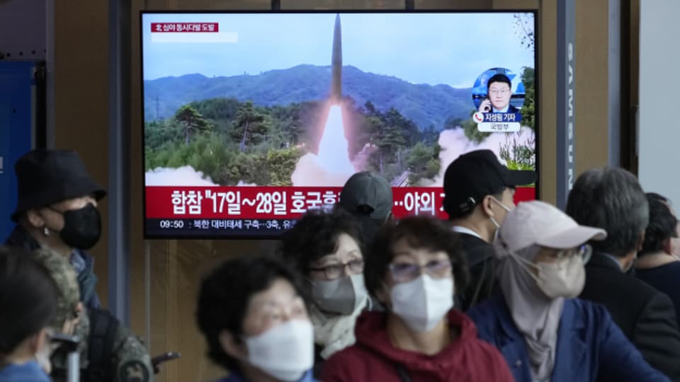 Passanten in der südkoreanischen Hauptstadt Seoul verfolgen die Meldung eines weiteren Raketenstarts in Nordkorea.