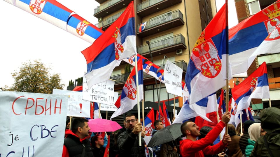 Serbische Demonstranten in Mitrovica, Kosovo (06.11.22).