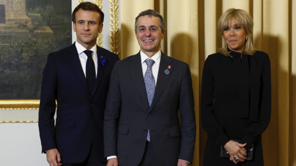 Man redet wieder: Ignazio Cassis zu Besuch im Élysée-Palast in Paris bei Präsident Emmanuel Macron und dessen Gattin Brigitte Macron.