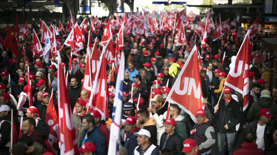 Am Freitag protestierten rund 2000 Bauarbeiter und Bauarbeiterinnen aus der Deutschschweiz in Zürich gegen die Verschlechterung der Arbeitsbedingungen.