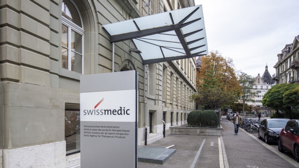 Gegen die Schweizer Zulassungs- und Kontrollbehörde Swissmedic wurde Strafanzeige eingereicht.