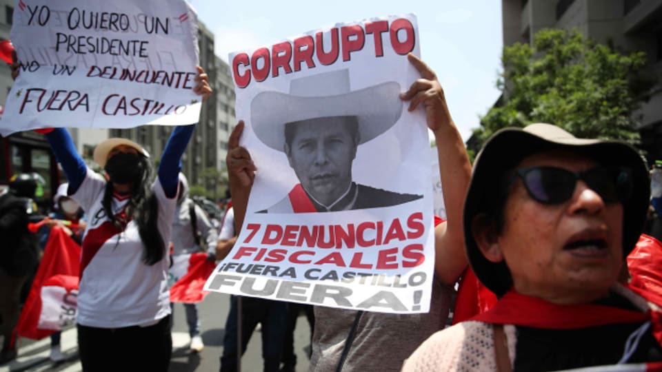 Demonstrierende in Lima warfen Präsident Pedro Castillo vor, korrupt zu sein.