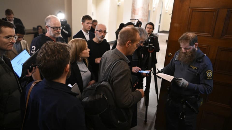  Prozessbeobachter stehen vor dem Gerichtssaal im Stockholmer Obergericht.