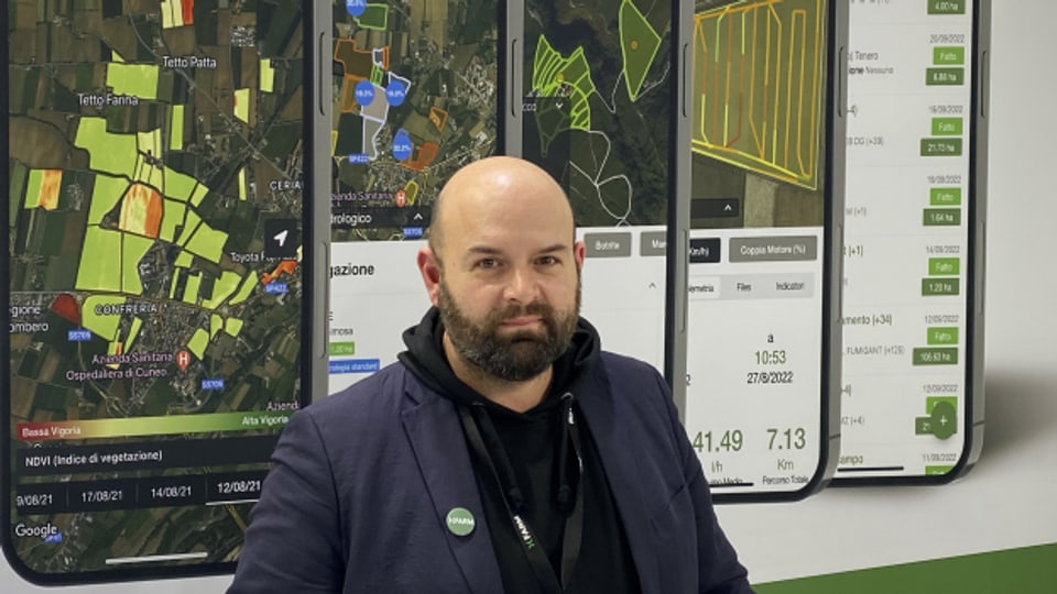 Der Tessiner Unternehmer Matteo Vanotti vor seiner App «XFarm» - einem Prototyp für digitale Landwirtschaft.