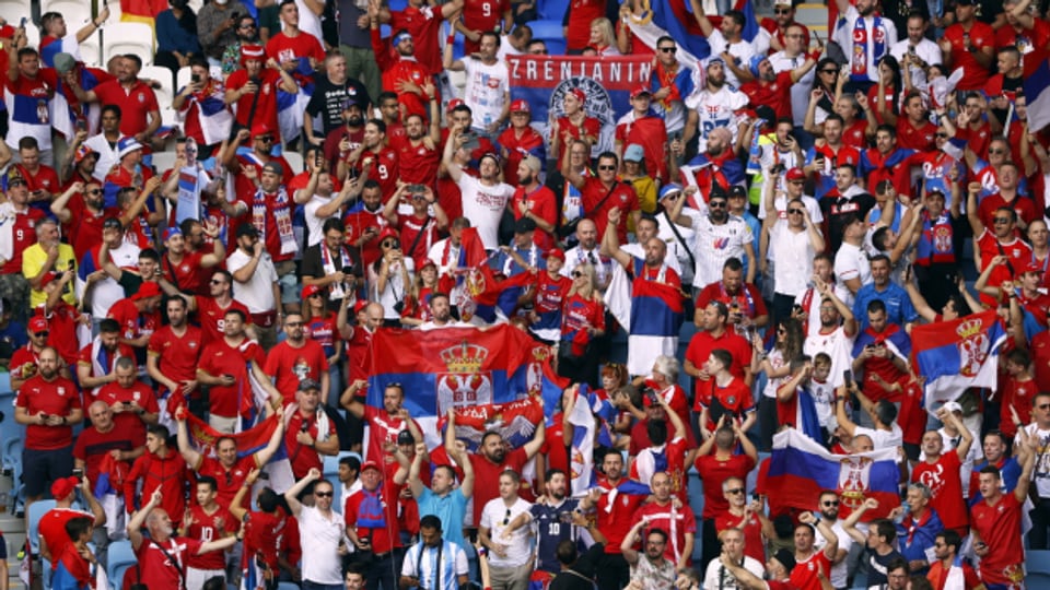 Serbische Fans an der Fussball-WM in Katar, wo die Mannschaft auch für politische Diskussionen sorgt.