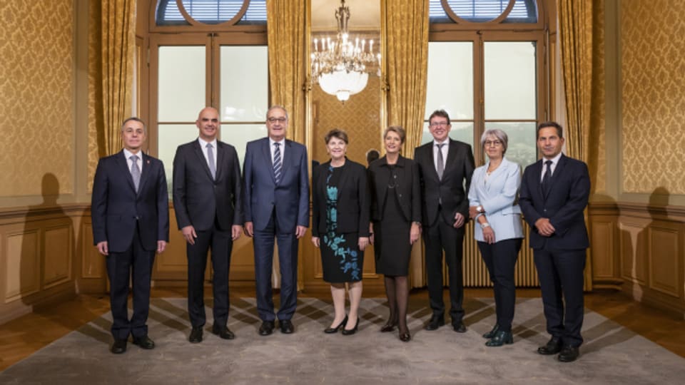 Albert Rösti übernimmt das UVEK, Elisabeth Baume-Schneider leitet künftig das Justizdepartement und Karin Keller-Sutter wird neue Finanzministerin