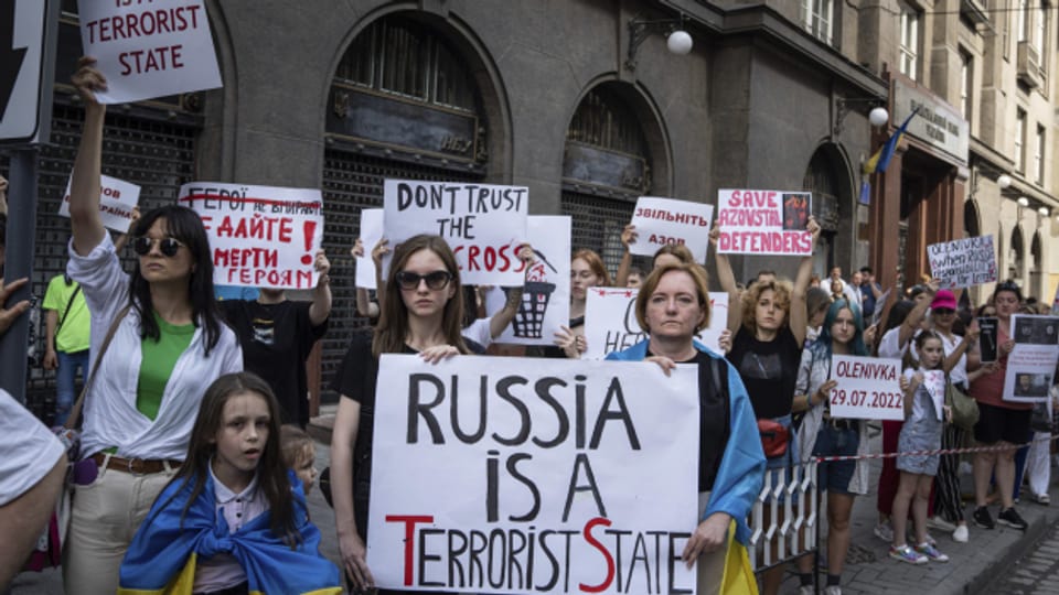 Menschen protestieren in der ukrainischen Lviv gegen den russischen Angriffskrieg. (August 22)