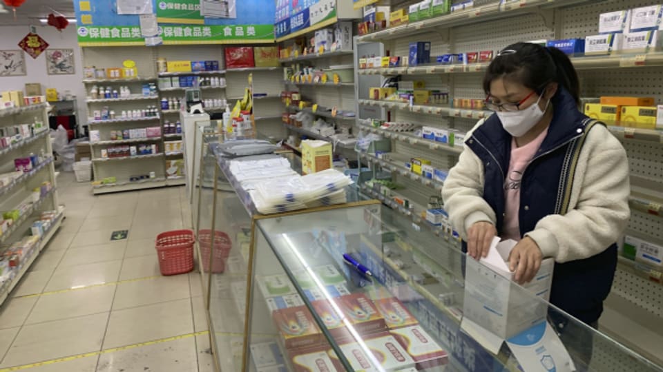 Eine Apothekerin bei der Arbeit in Chinas Hauptstadt Peking.