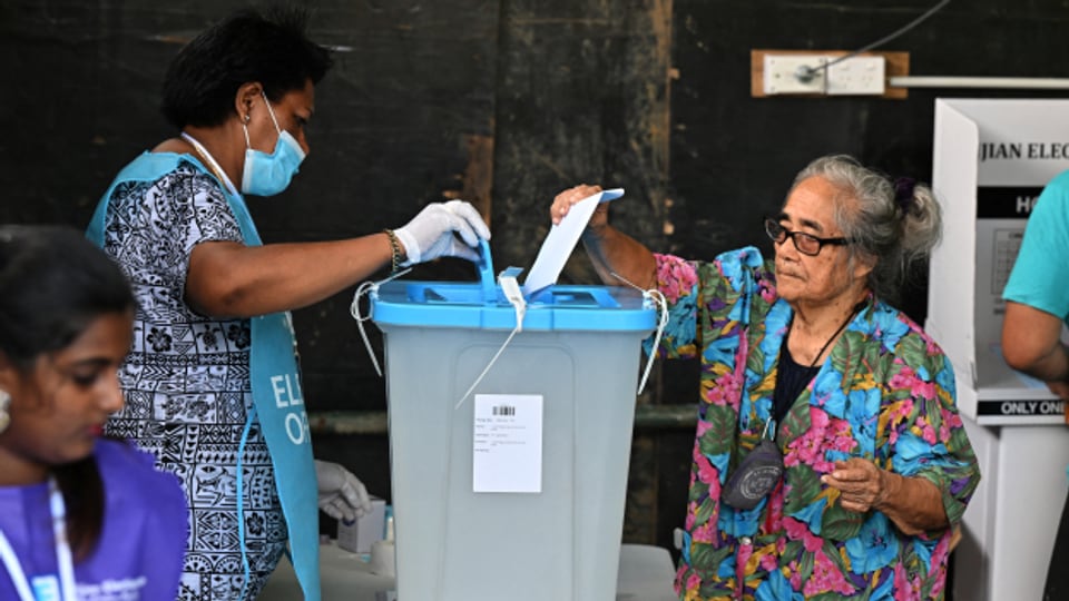 Eine Person gibt ihre Stimme in einem Wahllokal in der fidschianischen Hauptstadt Suva ab.