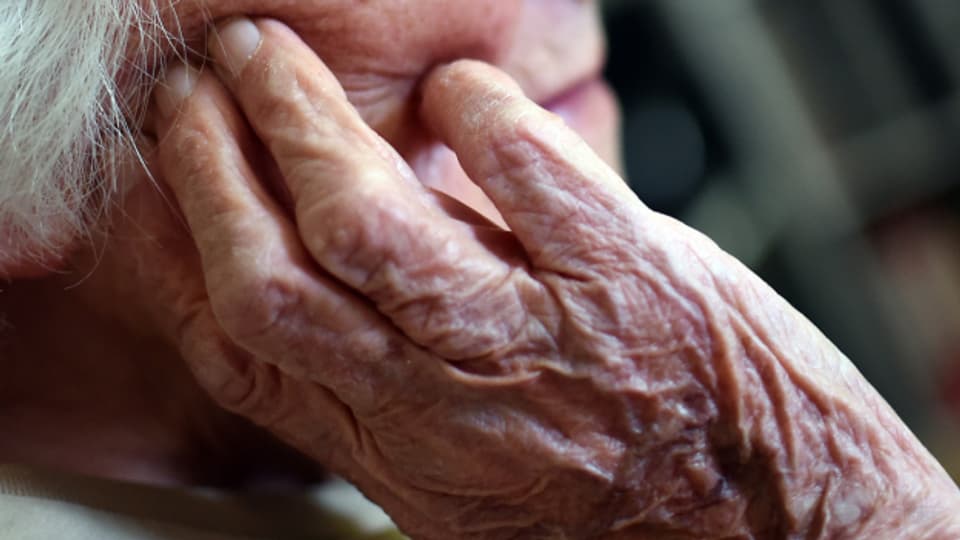 Viele Betroffene, aber kaum Abhilfe: Noch immer gibt es fast keine wirksamen Medikamente gegen Alzheimer.