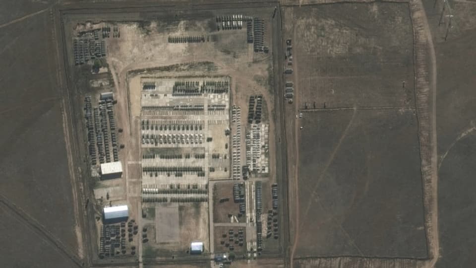 Dieses Satellitenbild vom 5. Dezember 2021 zeigt russische Truppen auf der Krim.
