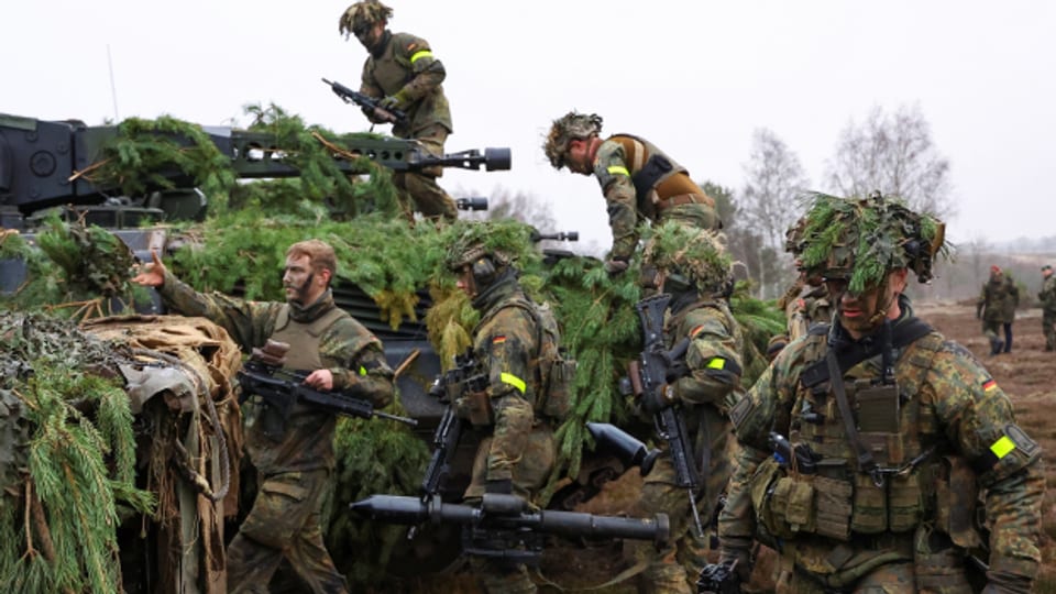 Deutsche Bundeswehrsoldaten bei einer Übung. Wird die deutsche Verteidigungsfähigkeit geschwächt durch die deutschen Rüstungslieferungen an die Ukraine?