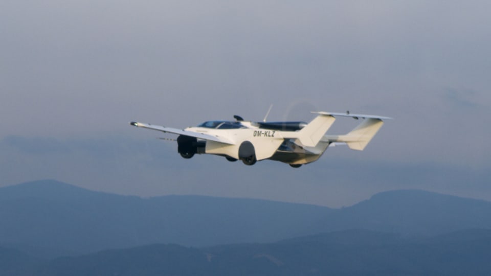 Der slowakischen Ingenieurs und Designers Stefan Klein hat ein fliegendes Auto entwickelt. Die slowakischen Behörden haben seinen AirCar offiziell für flugtauglich erklärt.