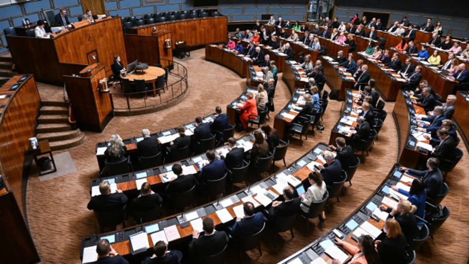 Mit 184 zu 7 Stimmen hat das finnische Parlament dem Nato-Beitrittsgesetz am Mittwoch klar zugestimmt.