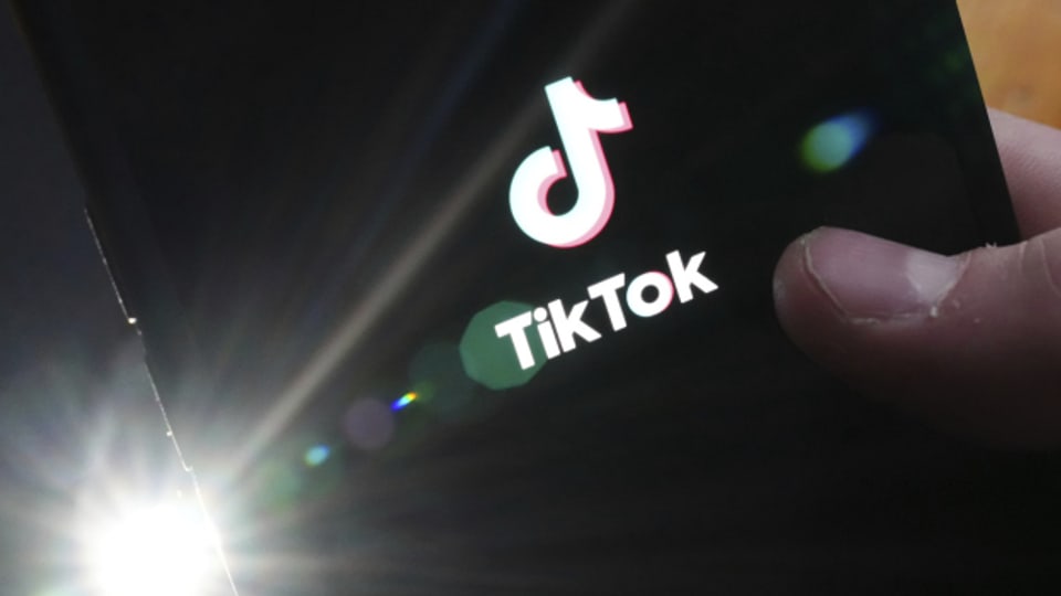 Tiktok ist besonders bei jüngeren Menschen beliebt und zählt weltweit rund eine Milliarde Nutzerinnen und Nutzer.
