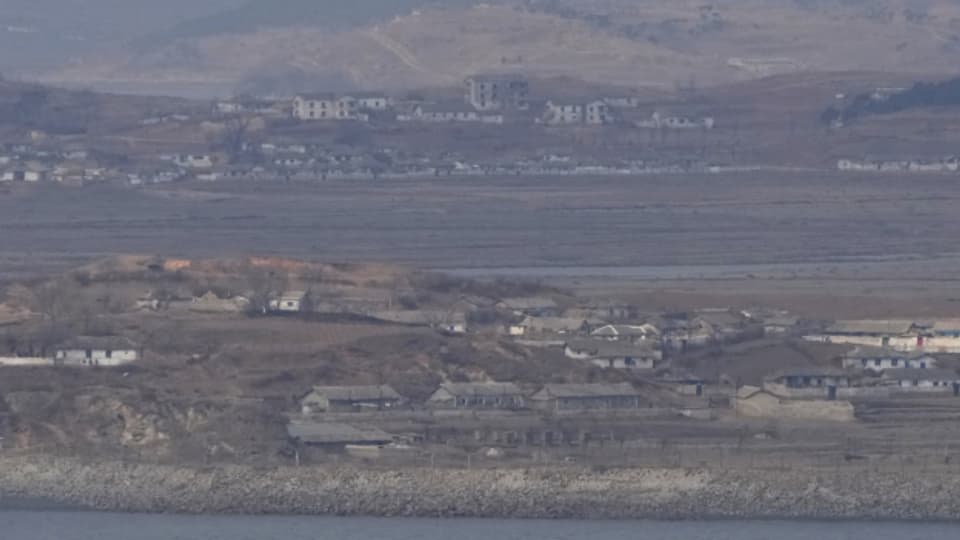 Blick auf nordkoreanische Siedlungen von einem Überwachungsposten an der Grenze in Südkorea.