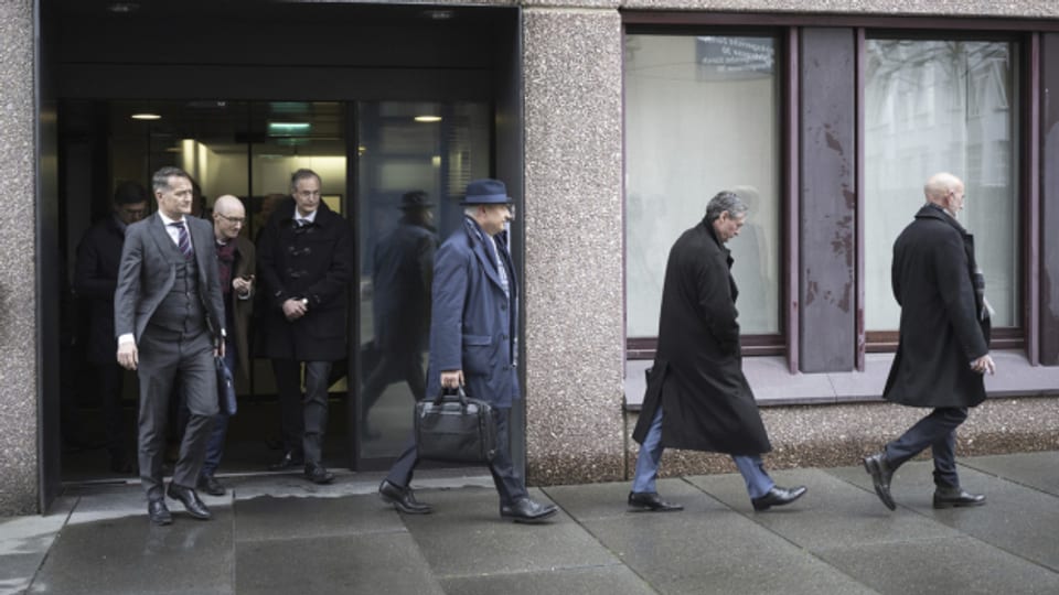 Menschen verlassen das Gerichtsverfahren der Gazprombank Schweiz in Zürich, aufgenommen am Mittwoch, 8. März 2023 in Zürich, Schweiz