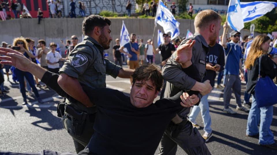 Israelische Grenzpolizisten zerstreuen Demonstranten, die während eines Protestes gegen die Pläne der Regierung von Ministerpräsident Benjamin Netanjahu