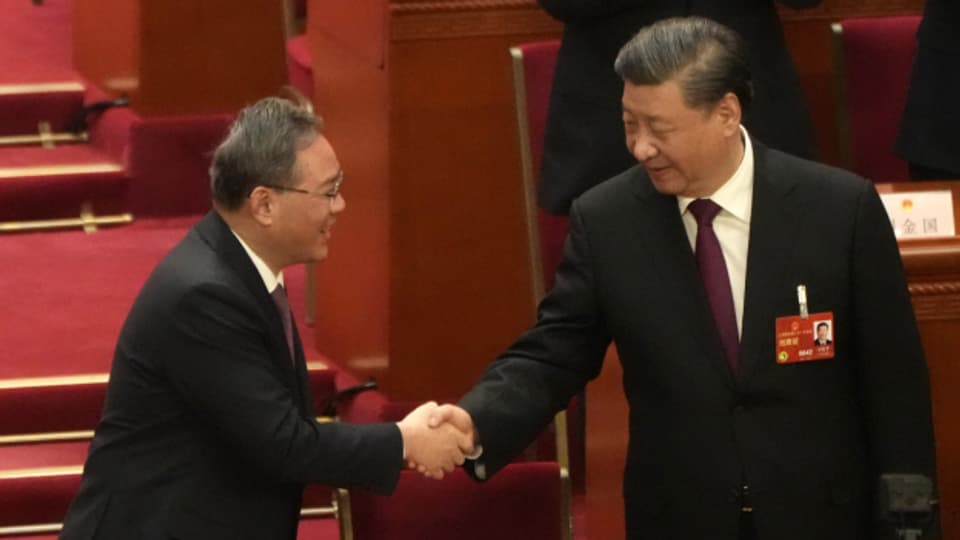 Li Qiang (l.) beglückwünscht Parteichef Xi Jinping am Freitag zu dessen dritten Wahl als Präsident.