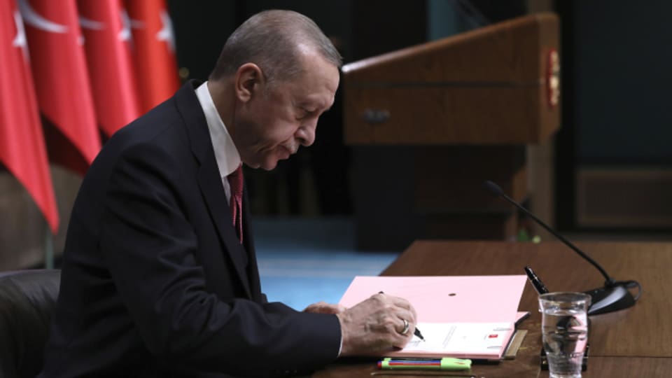 Der türkische Präsident Recep Tayyip Erdogan unterschrieb am Freitag ein Dekret zur Vorverlegung der Präsidentschaftswahlen auf den 14. Mai.