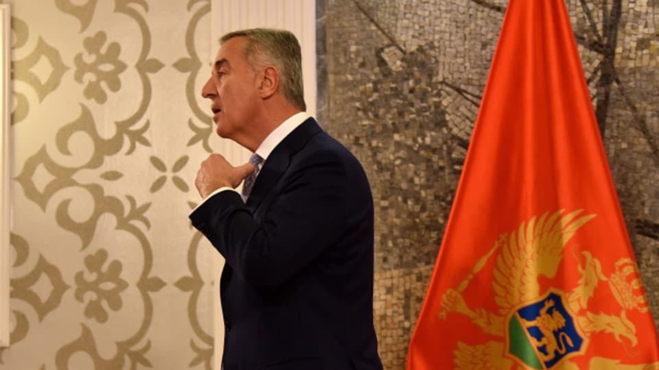 Montenegros langjähriger Staatspräsident Milo Djukanovic will am Sonntag erneut gewählt werden. Doch die Konkurrenz ist gross und das Land gespalten.