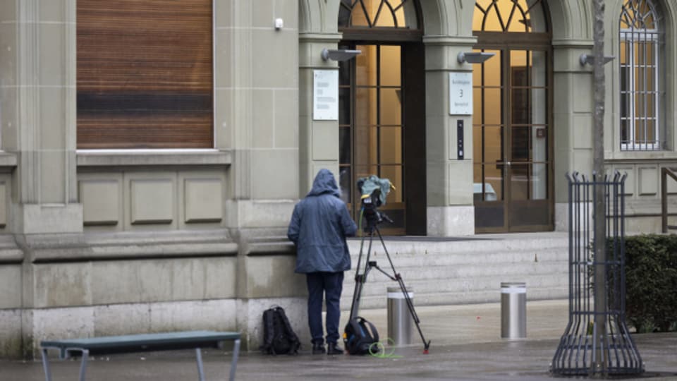 Ein Kameramann vor dem Bernerhof, wo am Sonntag unter anderem der Bundesrat über die Zukunft der Credit Suisse beraten hat.