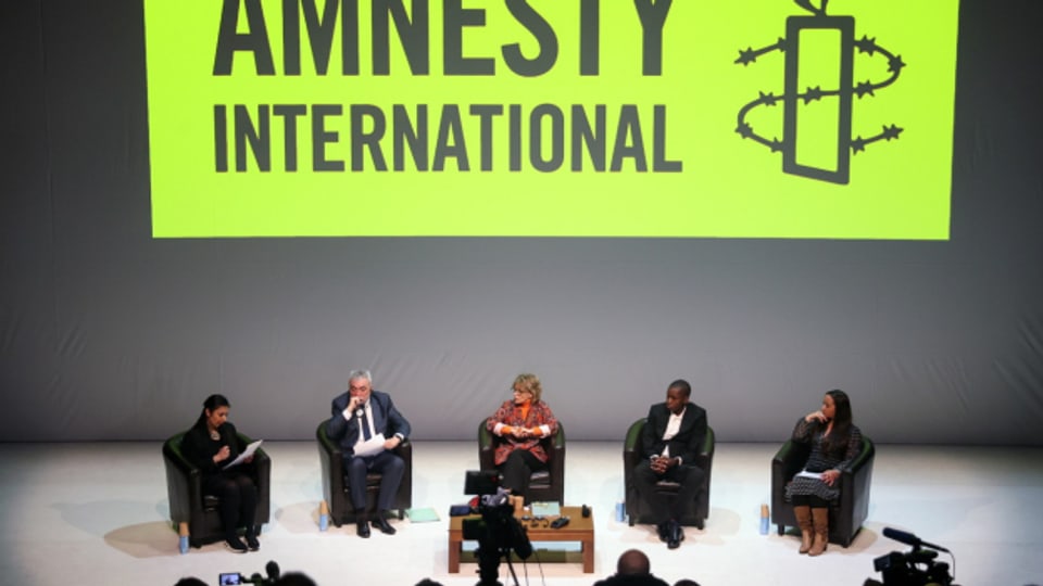 Amnesty Generalsekretärin Agnes Callamard (Mitte) bei der Präsentation des Jahresberichts in Paris.