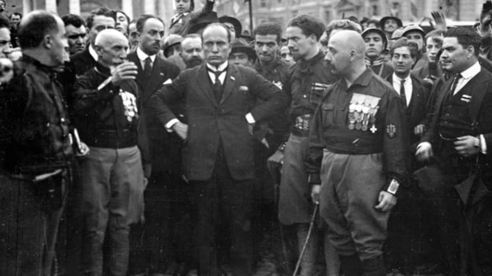 Das faschistische Italien unter Benito Mussolini (Bildmitte) wollte «reinrassige» Italiener und Italienerinnen und bediente sich dafür den Theorien der Eugenik.