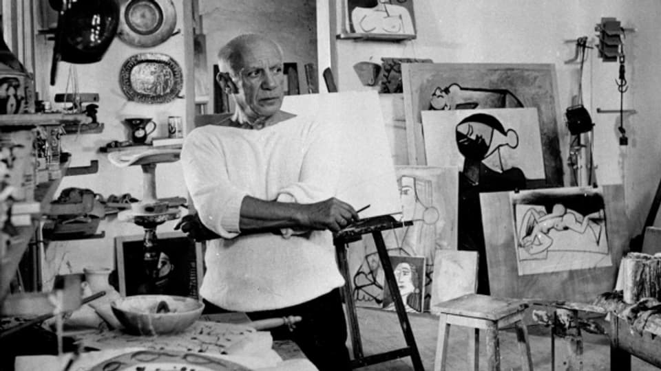 Pablo Picasso in seinem Kunstatelier in Frankreich.