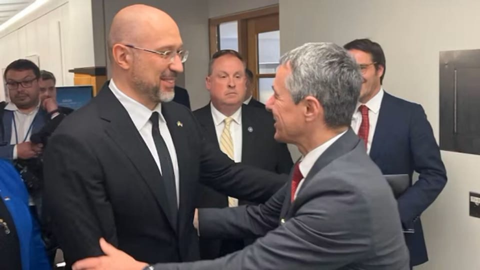 Bundesrat Ignazio Cassis (rechts) traf in Washington den ukrainischen Premierminister Denys Schmyhal (links).